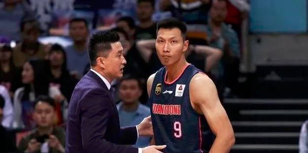 结实的黑人