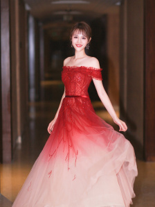 认真工作的她